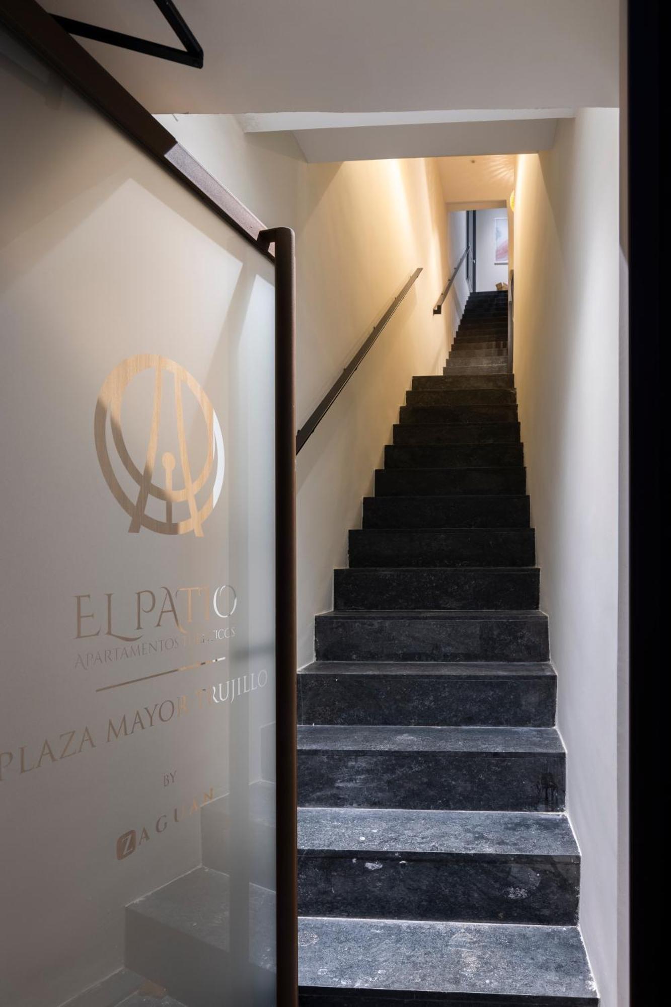 Apartamentos El Patio, Plaza Mayor Trujillo Exterior photo
